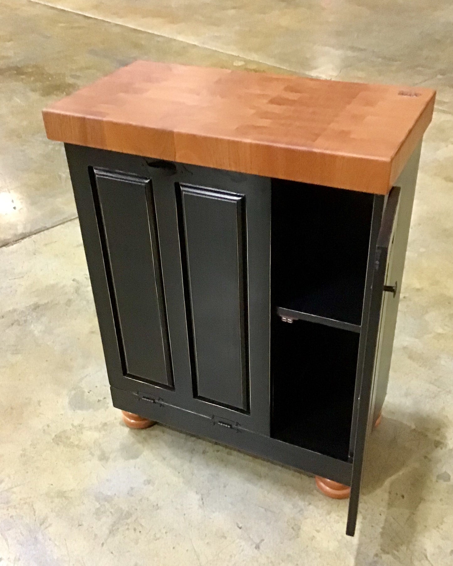 Farmhouse island-Farmhouse Mini butcher block island w/bun feet and tilt out trash can