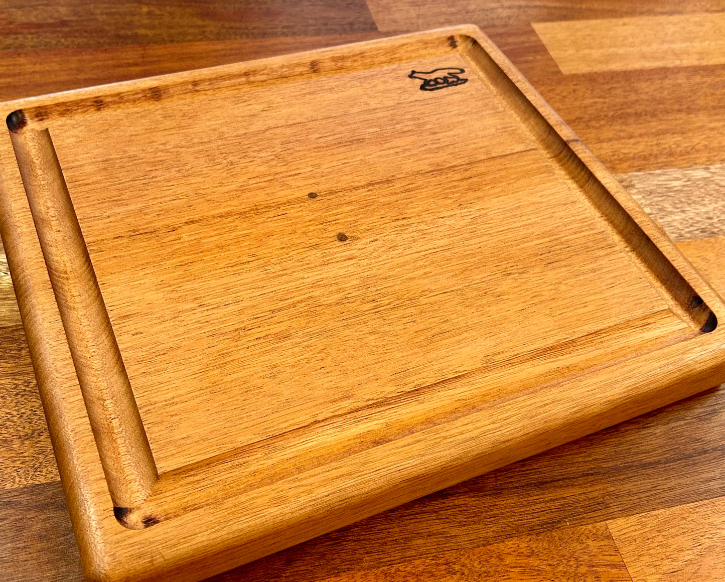 Fractal Burnt Mahogany Cutting Board w/ bow knife