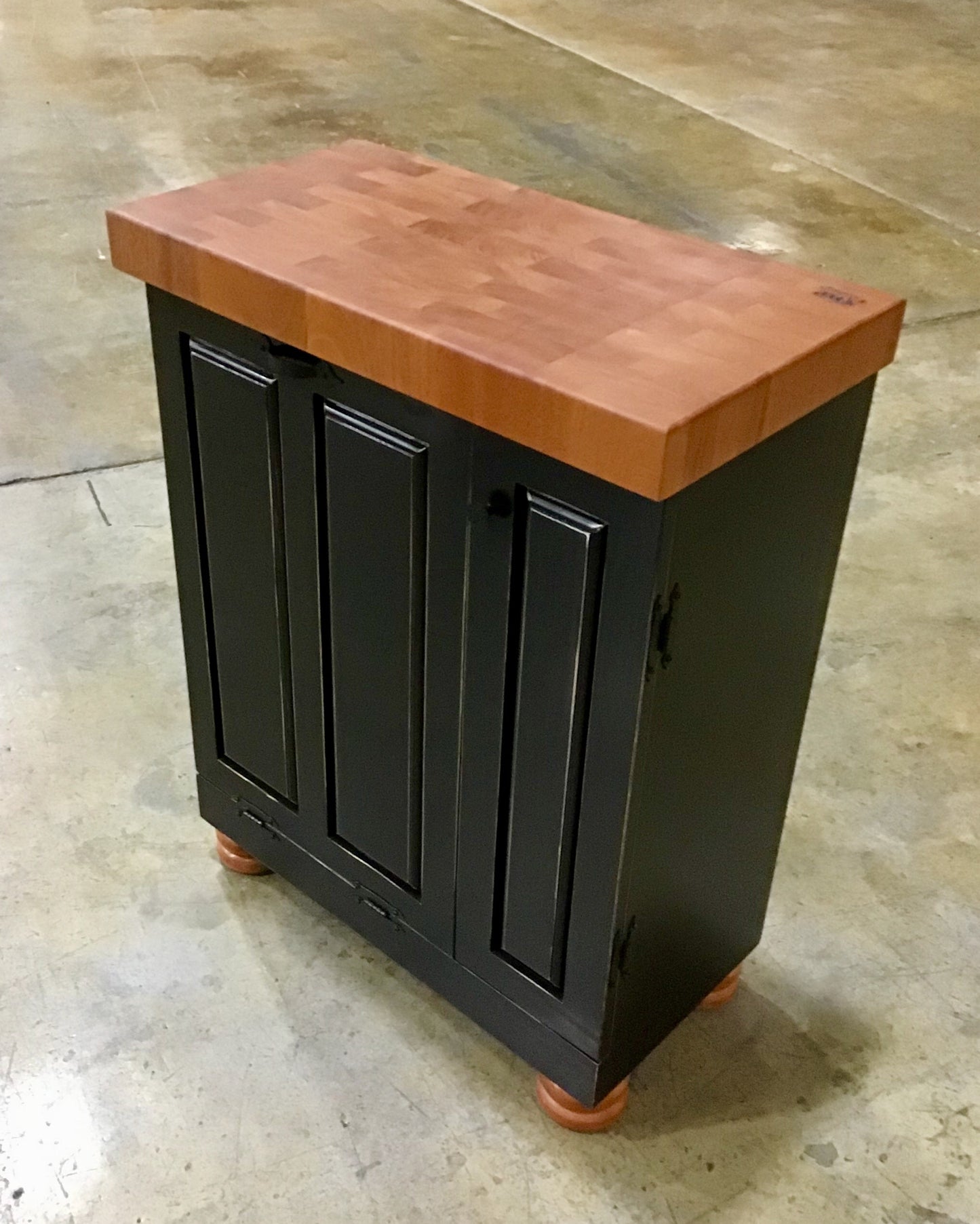 Farmhouse island-Farmhouse Mini butcher block island w/bun feet and tilt out trash can